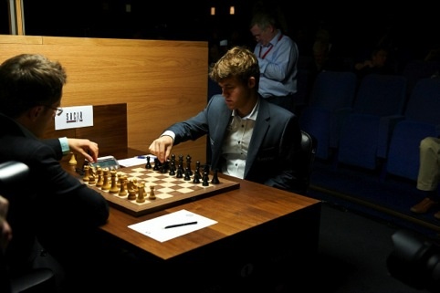 magnus-carlsen-competing-world-chess