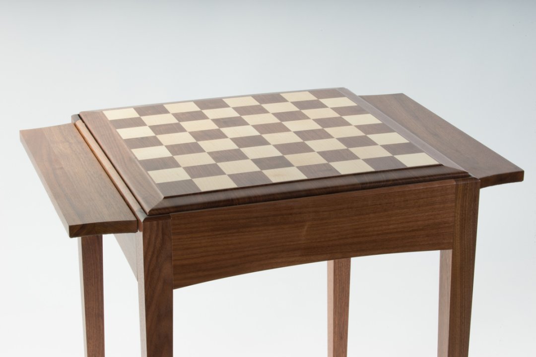 Personalize the chess table with a Queen Anne wooden board