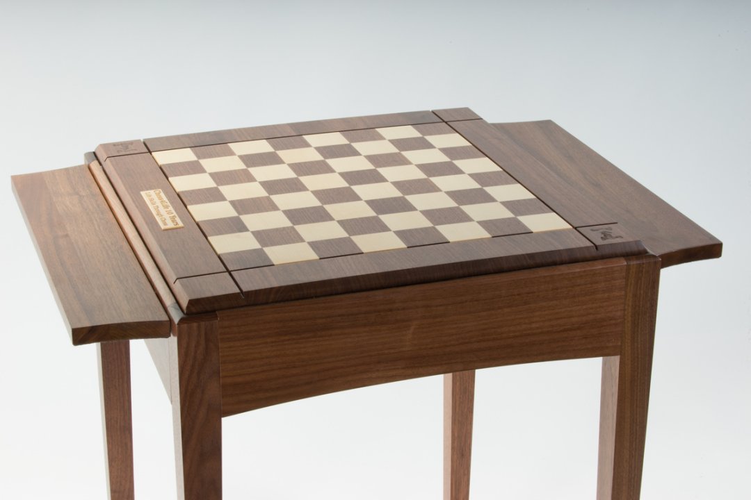 Personalize the chess table